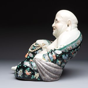 A Chinese famille verte black-ground Milefo Buddha on a wooden stand, Xue Chang Sen Zuo 薛長森作 mark, 20th C. — 照片 3