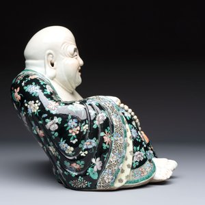 A Chinese famille verte black-ground Milefo Buddha on a wooden stand, Xue Chang Sen Zuo 薛長森作 mark, 20th C. — 照片 5