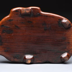 A Chinese famille verte black-ground Milefo Buddha on a wooden stand, Xue Chang Sen Zuo 薛長森作 mark, 20th C. — 照片 9