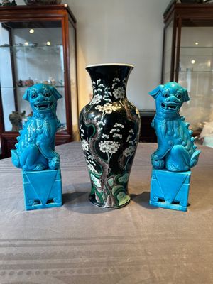 A Chinese famille verte black-ground vase and a pair of turquoise-glazed Buddhist lions, 19/20th C. — 照片 1