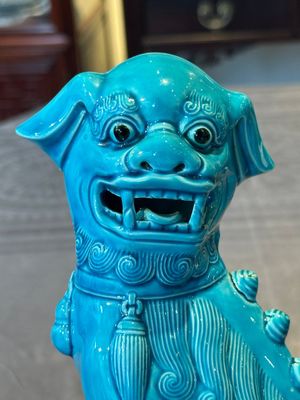 A Chinese famille verte black-ground vase and a pair of turquoise-glazed Buddhist lions, 19/20th C. — 照片 12