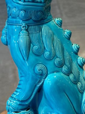 A Chinese famille verte black-ground vase and a pair of turquoise-glazed Buddhist lions, 19/20th C. — 照片 13