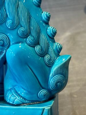 A Chinese famille verte black-ground vase and a pair of turquoise-glazed Buddhist lions, 19/20th C. — 照片 14