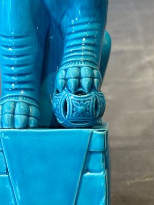 A Chinese famille verte black-ground vase and a pair of turquoise-glazed Buddhist lions, 19/20th C. — 照片 15