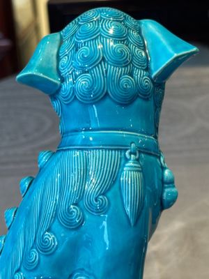 A Chinese famille verte black-ground vase and a pair of turquoise-glazed Buddhist lions, 19/20th C. — 照片 16