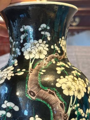 A Chinese famille verte black-ground vase and a pair of turquoise-glazed Buddhist lions, 19/20th C. — 照片 19