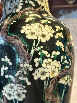 A Chinese famille verte black-ground vase and a pair of turquoise-glazed Buddhist lions, 19/20th C. — 照片 20
