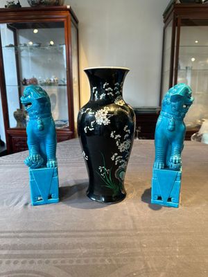 A Chinese famille verte black-ground vase and a pair of turquoise-glazed Buddhist lions, 19/20th C. — 照片 2