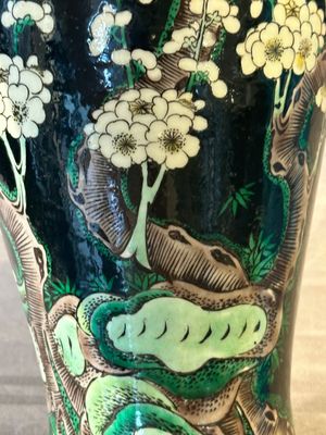 A Chinese famille verte black-ground vase and a pair of turquoise-glazed Buddhist lions, 19/20th C. — 照片 21
