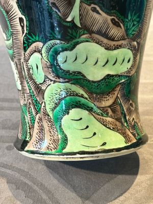 A Chinese famille verte black-ground vase and a pair of turquoise-glazed Buddhist lions, 19/20th C. — 照片 22
