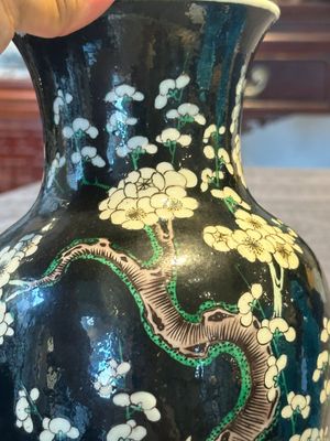 A Chinese famille verte black-ground vase and a pair of turquoise-glazed Buddhist lions, 19/20th C. — 照片 23