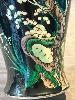 A Chinese famille verte black-ground vase and a pair of turquoise-glazed Buddhist lions, 19/20th C. — 照片 25