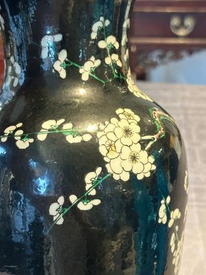 A Chinese famille verte black-ground vase and a pair of turquoise-glazed Buddhist lions, 19/20th C. — 照片 27