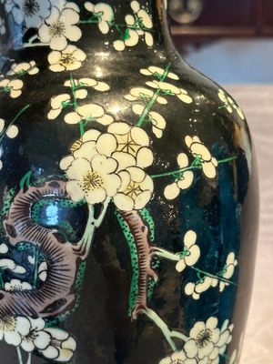 A Chinese famille verte black-ground vase and a pair of turquoise-glazed Buddhist lions, 19/20th C. — 照片 28