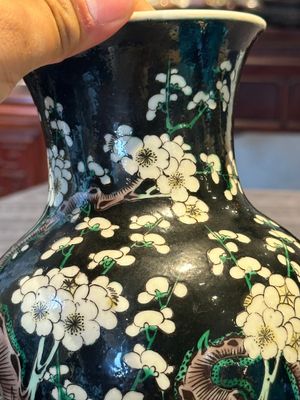 A Chinese famille verte black-ground vase and a pair of turquoise-glazed Buddhist lions, 19/20th C. — 照片 29