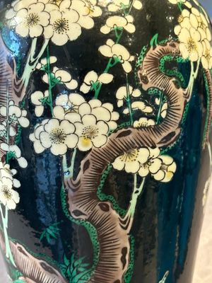 A Chinese famille verte black-ground vase and a pair of turquoise-glazed Buddhist lions, 19/20th C. — 照片 30