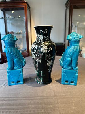 A Chinese famille verte black-ground vase and a pair of turquoise-glazed Buddhist lions, 19/20th C. — 照片 3