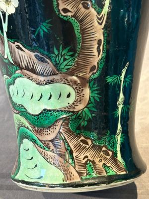 A Chinese famille verte black-ground vase and a pair of turquoise-glazed Buddhist lions, 19/20th C. — 照片 31
