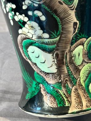 A Chinese famille verte black-ground vase and a pair of turquoise-glazed Buddhist lions, 19/20th C. — 照片 32