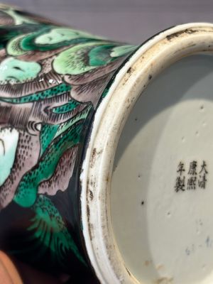 A Chinese famille verte black-ground vase and a pair of turquoise-glazed Buddhist lions, 19/20th C. — 照片 34
