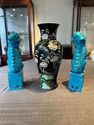 A Chinese famille verte black-ground vase and a pair of turquoise-glazed Buddhist lions, 19/20th C. — 照片 4