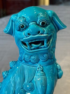 A Chinese famille verte black-ground vase and a pair of turquoise-glazed Buddhist lions, 19/20th C. — 照片 5