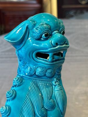 A Chinese famille verte black-ground vase and a pair of turquoise-glazed Buddhist lions, 19/20th C. — 照片 6