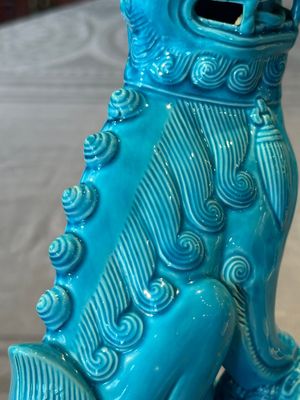 A Chinese famille verte black-ground vase and a pair of turquoise-glazed Buddhist lions, 19/20th C. — 照片 7