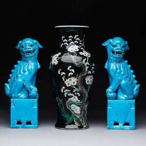 A Chinese famille verte black-ground vase and a pair of turquoise-glazed Buddhist lions, 19/20th C. — 照片 1