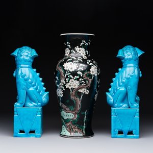 A Chinese famille verte black-ground vase and a pair of turquoise-glazed Buddhist lions, 19/20th C. — 照片 2