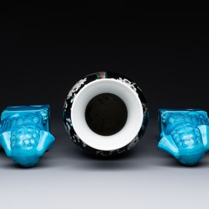 A Chinese famille verte black-ground vase and a pair of turquoise-glazed Buddhist lions, 19/20th C. — 照片 3