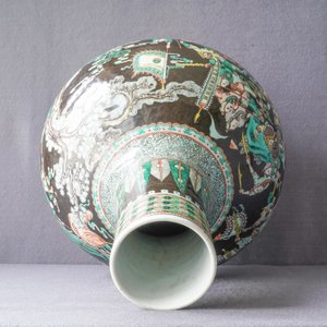 A Chinese famille verte black-ground 'war scene' vase, 19th C. — 照片 12