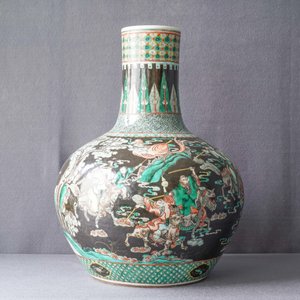 A Chinese famille verte black-ground 'war scene' vase, 19th C. — 照片 8