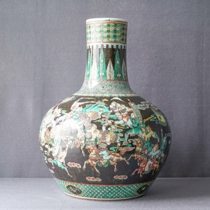 A Chinese famille verte black-ground 'war scene' vase, 19th C. — 照片 10
