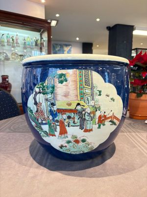A Chinese famille verte blue-ground fishbowl with narrative design, 19th C. — foto 1