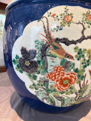 A Chinese famille verte blue-ground fishbowl with narrative design, 19th C. — foto 17