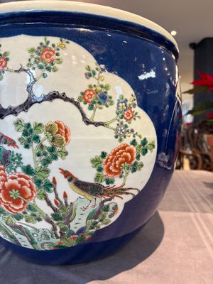 A Chinese famille verte blue-ground fishbowl with narrative design, 19th C. — foto 19