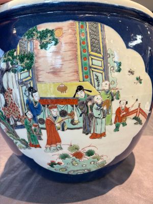 A Chinese famille verte blue-ground fishbowl with narrative design, 19th C. — foto 23