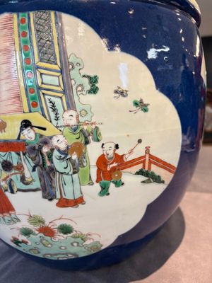 A Chinese famille verte blue-ground fishbowl with narrative design, 19th C. — foto 24
