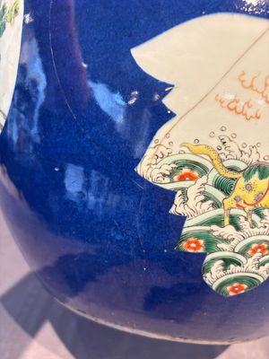 A Chinese famille verte blue-ground fishbowl with narrative design, 19th C. — foto 9