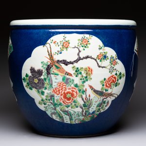 A Chinese famille verte blue-ground fishbowl with narrative design, 19th C. — foto 4