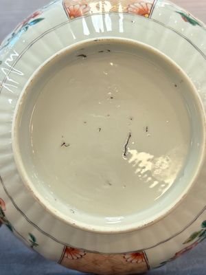 A Chinese famille verte bowl and saucer with floral design, Kangxi — 照片 12