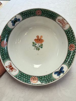 A Chinese famille verte bowl with bird and butterflies among flowers, lozenge mark, Kangxi — 照片 1