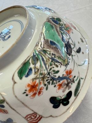 A Chinese famille verte bowl with bird and butterflies among flowers, lozenge mark, Kangxi — 照片 11