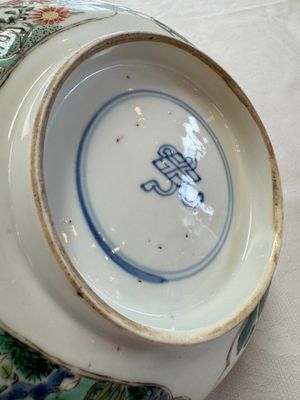 A Chinese famille verte bowl with bird and butterflies among flowers, lozenge mark, Kangxi — 照片 12