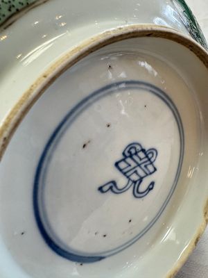 A Chinese famille verte bowl with bird and butterflies among flowers, lozenge mark, Kangxi — 照片 14