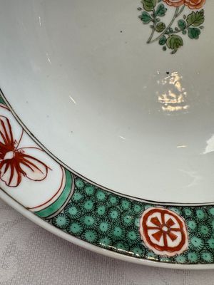 A Chinese famille verte bowl with bird and butterflies among flowers, lozenge mark, Kangxi — 照片 2