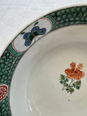 A Chinese famille verte bowl with bird and butterflies among flowers, lozenge mark, Kangxi — 照片 3