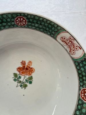 A Chinese famille verte bowl with bird and butterflies among flowers, lozenge mark, Kangxi — 照片 4