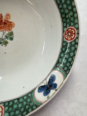 A Chinese famille verte bowl with bird and butterflies among flowers, lozenge mark, Kangxi — 照片 5